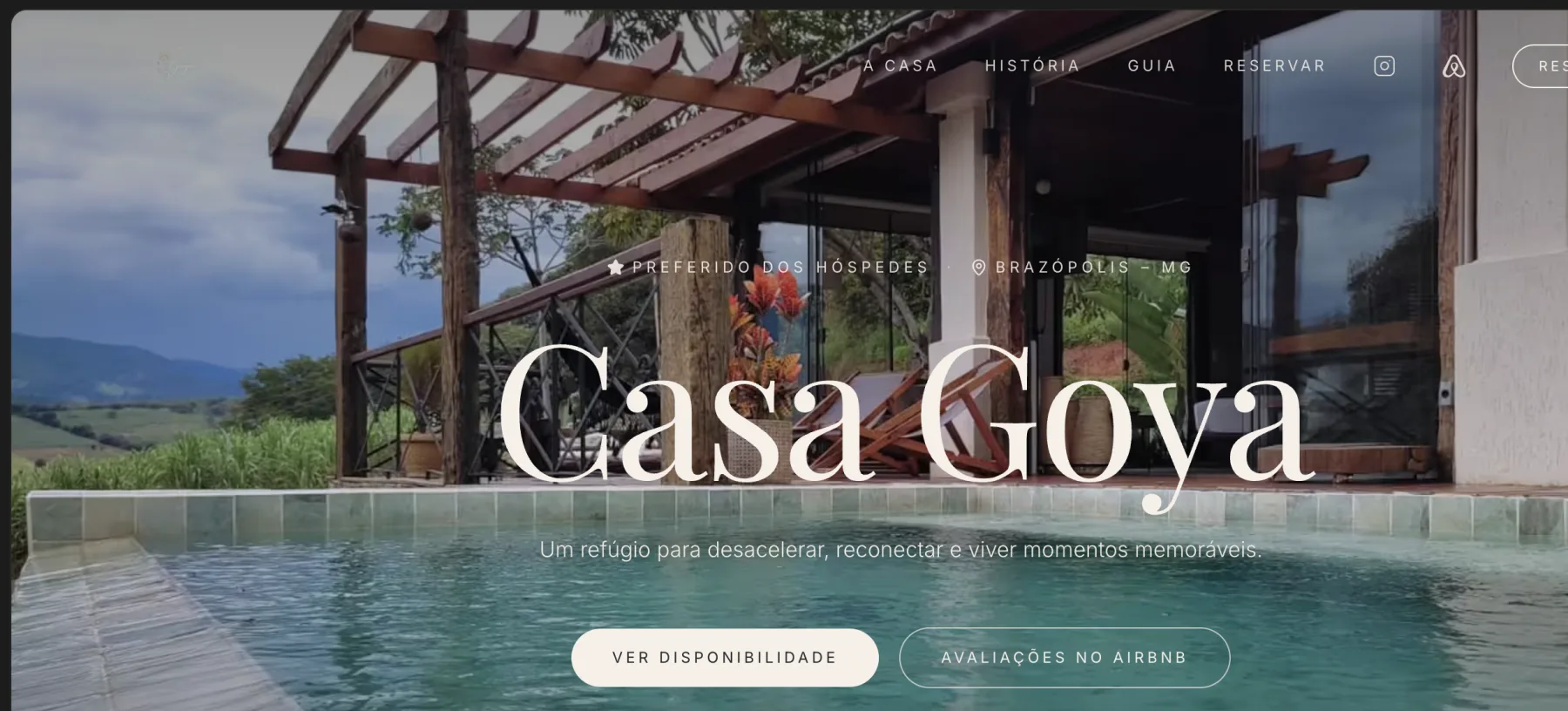 Hero da landing page Casa Goya com piscina e vista das montanhas